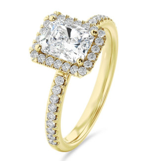 1.00 karaat halo solitaire ring met een lab grown radiant cut diamant in geel goud en ronde lab grown diamanten