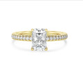 1.20 karaat solitaire ring met een radiant cut diamant in geel goud en zijdiamanten