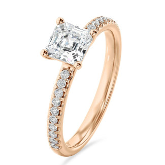 5.00 karaat solitaire ring met een asscher cut diamant in rood goud en zijdiamanten