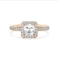 5.00 karaat halo solitaire ring met een asscher cut diamant in rood goud en ronde diamanten