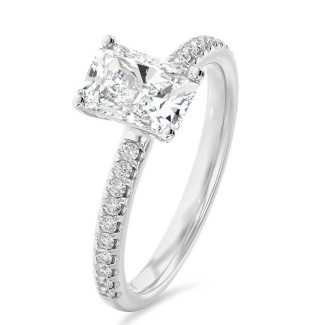 5.00 karaat solitaire ring met een lab grown radiant cut diamant in wit goud en lab grown zijdiamanten