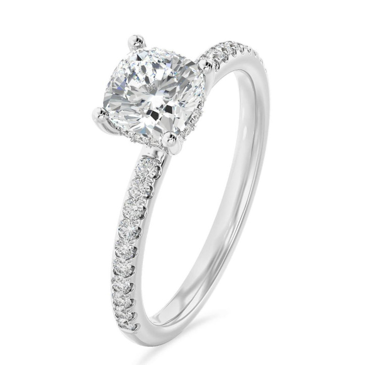 5.00 karaat solitaire ring met een lab grown cushion diamant en hidden halo in wit goud