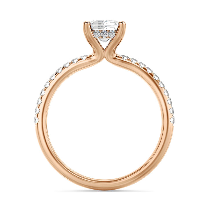 2.50 karaat solitaire ring met een emerald cut diamant en hidden halo in rood goud