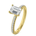 1.50 karaat solitaire ring met een lab grown emerald cut diamant en hidden halo in geel goud