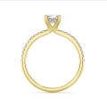 1.00 karaat solitaire ring met een ovale diamant en hidden halo in geel goud