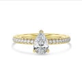 3.00 karaat solitaire ring met peervormige diamant en hidden halo in geel goud