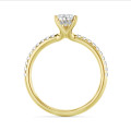 5.00 karaat solitaire ring met peervormige diamant en hidden halo in geel goud