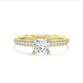 2.50 karaat solitaire ring met een princess diamant en hidden halo in geel goud
