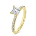 3.00 karaat solitaire ring met een lab grown princess diamant en hidden halo in geel goud