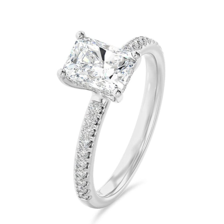 1.20 karaat solitaire ring met een lab grown radiant cut diamant en hidden halo in wit goud
