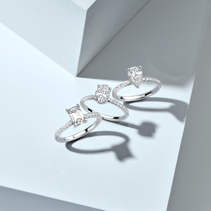 3.00 karaat solitaire ring met peervormige lab grown diamant en hidden halo in wit goud