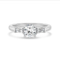 2.00 karaat trilogie ring in witgoud met een lab grown cushion diamant en lab grown conische baguettes