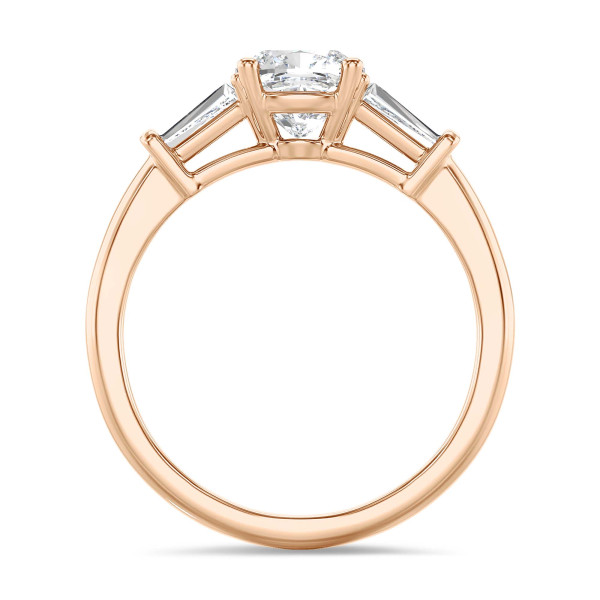 Ringen - 2.00 karaat trilogie ring in roodgoud met een lab grown cushion diamant en lab grown conische baguettes
