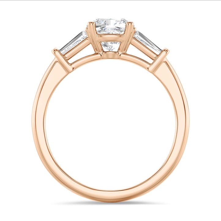 2.00 karaat trilogie ring in roodgoud met een lab grown cushion diamant en lab grown conische baguettes