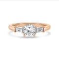 2.00 karaat trilogie ring in roodgoud met een lab grown cushion diamant en lab grown conische baguettes