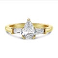 2.00 karaat trilogie ring in geelgoud met peervormige lab grown diamant en conische lab grown baguettes