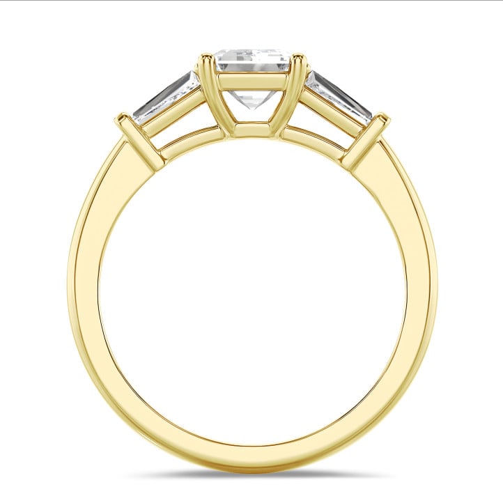 2.00 karaat trilogie ring in geelgoud met een lab grown emerald cut diamant en lab grown conische baguettes