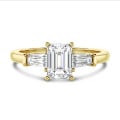 2.00 karaat trilogie ring in geelgoud met een lab grown emerald cut diamant en lab grown conische baguettes