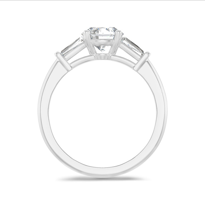 2.00 karaat trilogie ring in witgoud met ronde lab grown diamant en conische lab grown baguettes