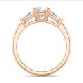 3.00 karaat trilogie ring in roodgoud met een lab grown cushion diamant en lab grown conische baguettes