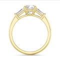 3.00 karaat trilogie ring in geelgoud met een lab grown cushion diamant en lab grown conische baguettes