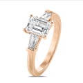 3.00 karaat trilogie ring in roodgoud met een lab grown emerald cut diamant en lab grown conische baguettes