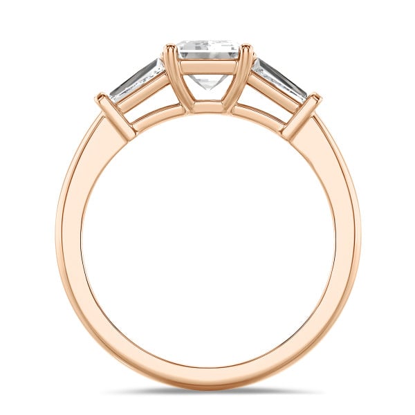 Ringen - 3.00 karaat trilogie ring in roodgoud met een lab grown emerald cut diamant en lab grown conische baguettes