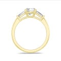 3.00 karaat trilogie ring in geelgoud met ronde lab grown diamant en conische lab grown baguettes
