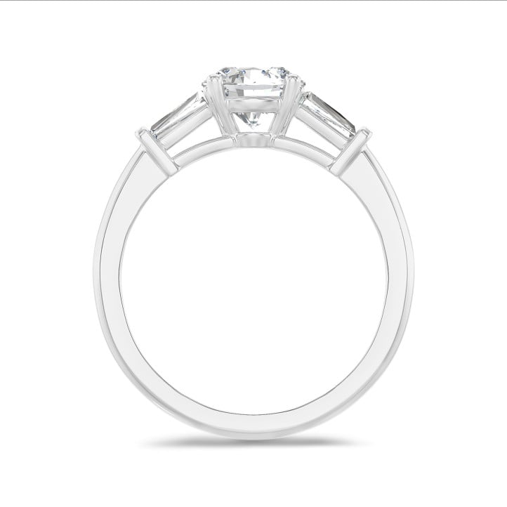 3.00 karaat trilogie ring in platina met ronde lab grown diamant en conische lab grown baguettes