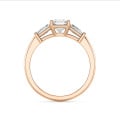 3.00 karaat trilogie ring in roodgoud met een lab grown asscher cut diamant en lab grown conische baguettes