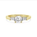3.00 karaat trilogie ring in geelgoud met een lab grown asscher cut diamant en lab grown conische baguettes