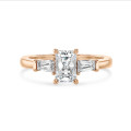 3.00 karaat trilogie ring in roodgoud met een lab grown radiant cut diamant en lab grown conische baguettes