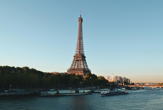 Uitzicht op de Eiffeltoren in Parijs boven de Seine met bruggen en rivierboten