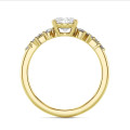 2.00 karaat solitaire clusterring in geelgoud met ovale diamant