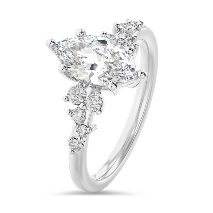 1.20 karaat solitaire clusterring in witgoud met marquise diamant