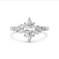 1.20 karaat solitaire clusterring in witgoud met marquise diamant