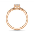 1.50 karaat solitaire clusterring in roodgoud met marquise diamant