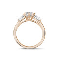 2.00 karaat trilogie ring in roodgoud met Marquise lab grown diamant en conische lab grown baguettes