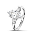 3.00 karaat trilogie ring in witgoud met Marquise lab grown diamant en conische lab grown baguettes