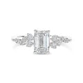 1.00 karaat solitaire clusterring in wit goud met een smaragdslijpvorm diamant