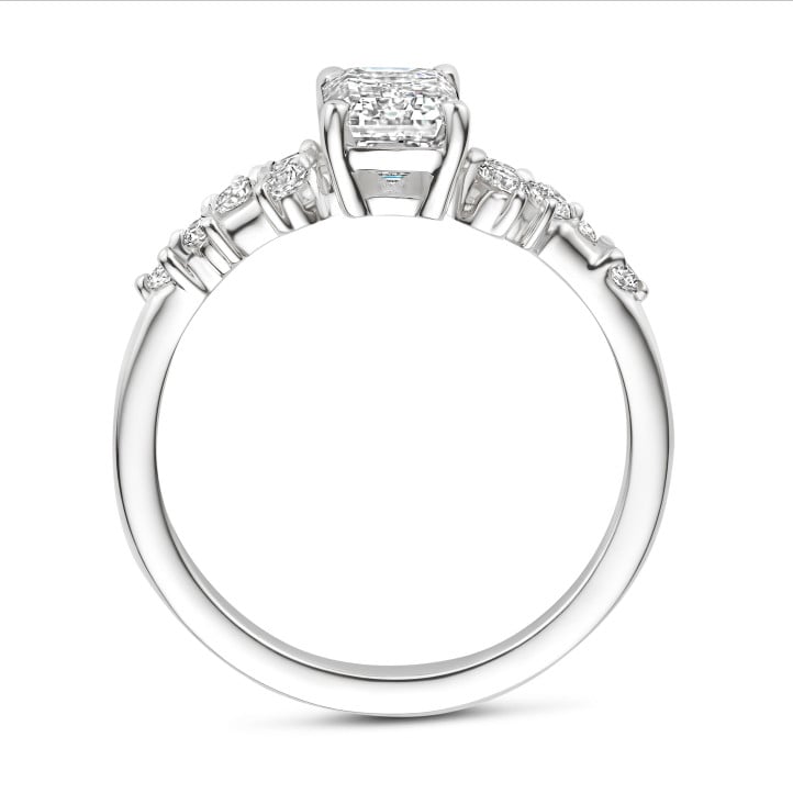 2.00 karaat solitaire clusterring in wit goud met een smaragdslijpvorm diamant