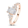 2.00 karaat solitaire clusterring in rood goud met een smaragdslijpvorm diamant