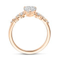 1.00 karaat solitaire clusterring in rood goud met een peervorm diamant
