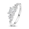 1.00 karaat solitaire clusterring in wit goud met een asscher slijpvorm diamant