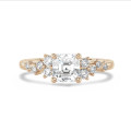 1.00 karaat solitaire clusterring in geel goud met een asscher slijpvorm diamant