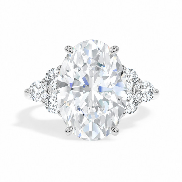 Op maat gemaakte ring met een ovale diamant en ronde cluster-zijstenen