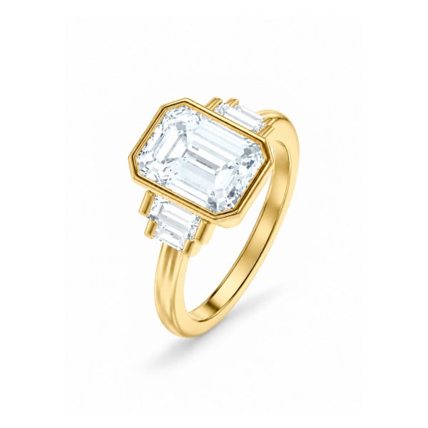 Op maat gemaakte trilogie-ring met een emeraldvormige diamant in bezelzetting en afgesneden zijstenen
