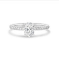3.00 karat beyaz altın oval pırlantalı tektaş yüzük, yan pırlantalar