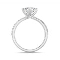 1.00 karat beyaz altın, prenses pırlanta ve yan pırlantalı tektaş yüzük