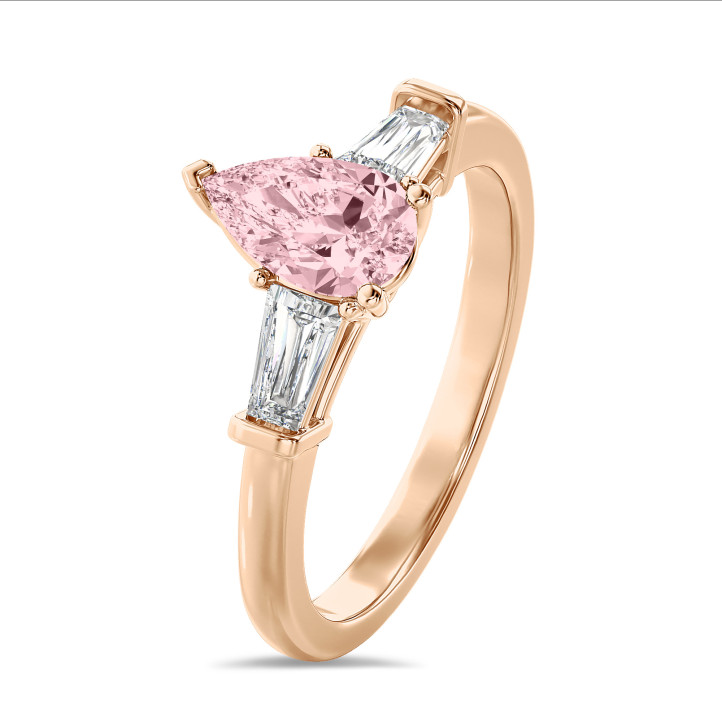 1.00 karat kırmızı altın, pembe laboratuvarda yetiştirilmiş armut pırlanta ve laboratuvarda yetiştirilmiş konik bagetlerden oluşan üçleme yüzük